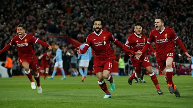 صلاح يحتفل مع زملائه بالهدف الأول في مرمى سيتي