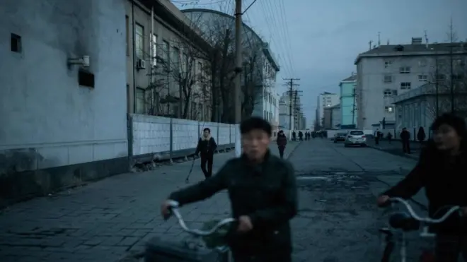 어둠이 내린 북한 신의주 거리