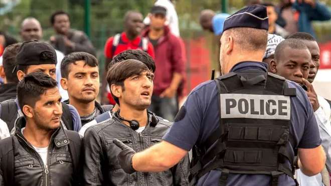 Власти предупредили, что полиции придется применять силу, если мигранты будут мешать сносить лагерь