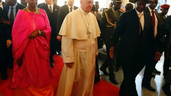 Rais Museveni na mkewe walimkaribisha Papa Francis nyumbani kwao mwaka uliopita