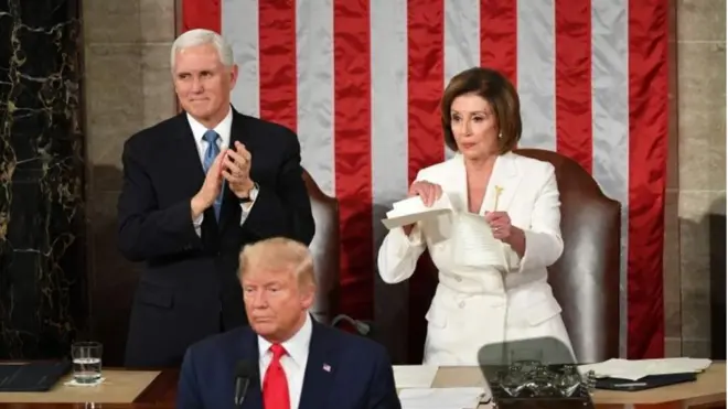 ናንሲ ፔሎሲ የንግግሩን ወረቀት ሲቀዱ