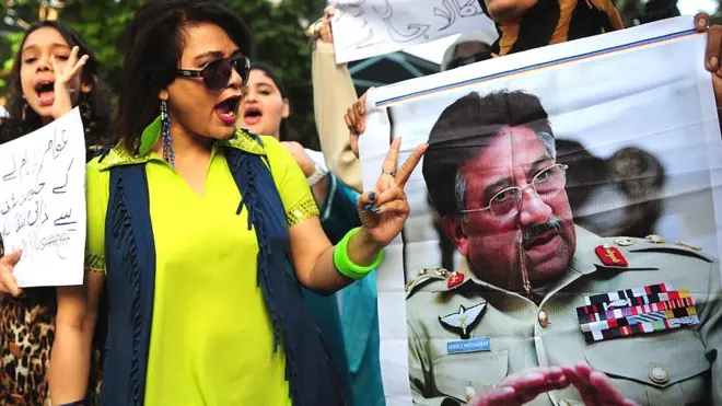 اپریل 2014: پرویز مشرف پر فردِ جرم عائد ہونے کے خلاف سابق صدر کے حامیوں کا کراچی میں مظاہرہ