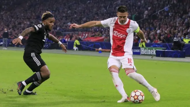 Beşiktaş, Şampiyonlar Ligi C Grubu ikinci maçında Hollanda temsilcisi Ajax ile deplasmanda karşılaştı. 11 eksikle Ajax deplasmanına çıkan Beşiktaş, Hollanda'nın başkenti Amsterdam'daki Johan Cruyff Arena'da oynanan mücadeleyi 2-0 kaybetti.