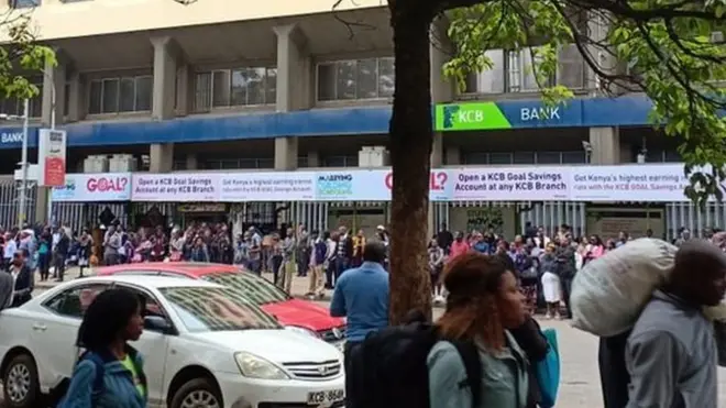 Abiria wakisubiri mabasi kituo cha Kencom Nairobi