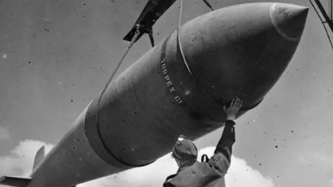 Amabombe bita Tallboy ari gutunganywa n'abasirikare b'Abongereza