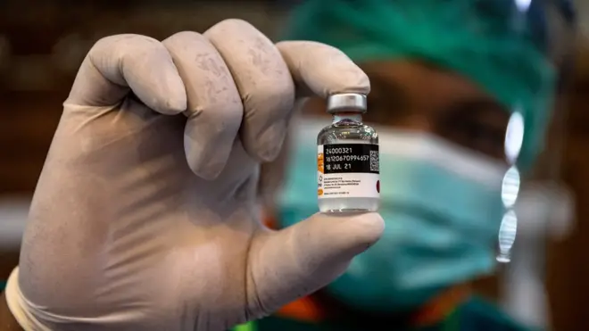 Vaksinator menunjukkan vaksin COVID-19 Sinovac saat pelaksanaan vaksinasi COVID-19 gelombang II di Gedung Gradhika Bhakti Praja, Semarang, Jawa Tengah, Senin (22/2/2021).