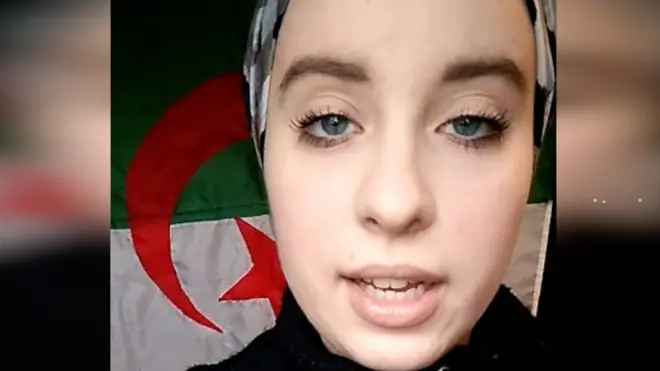 متظاهرة جزائرية