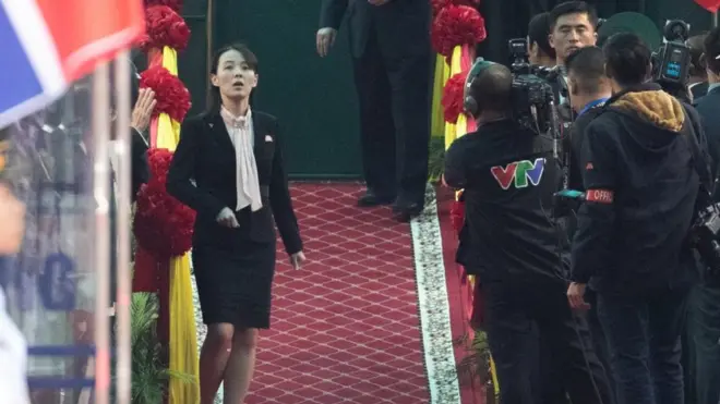 김정은 북한 국무위원장이 2차 북미정상회담을 위해 특별열차편으로 베트남 랑선성 동당역에 도착한 2019년 2월 26일 김여정 노동당제1부부장이 열차에서 먼저 내려 상황을 점검하고 있다