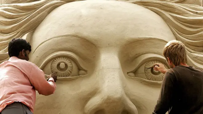 Скульпторы раскрашивают мифологическую скульптуру