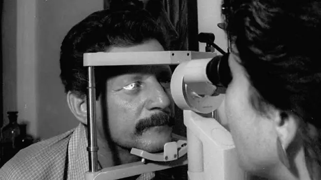Médica examina paciente que perdeu a visão em uma clínica em Havana, Cuba, em maio de 1993