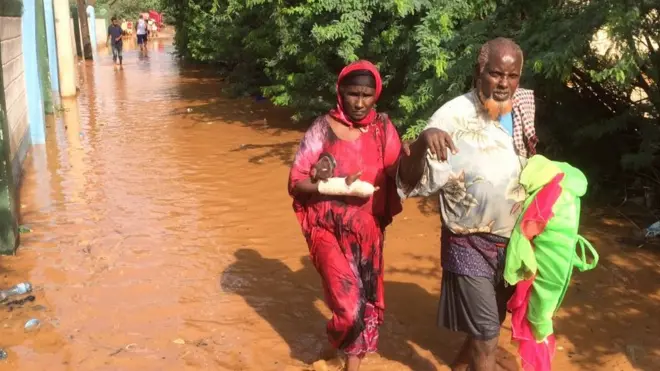 Qaar kamid ah shacabka Magaalada Gaarisa oo ka qaxayo fatahaadaha