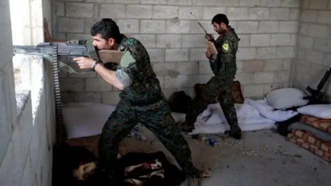 «Сириянын демократиялык күчтөрүнүн» бөлүктөрү Ракканын борборуна жакындаган сайын айгышкан каршылыктарга кабылууда.