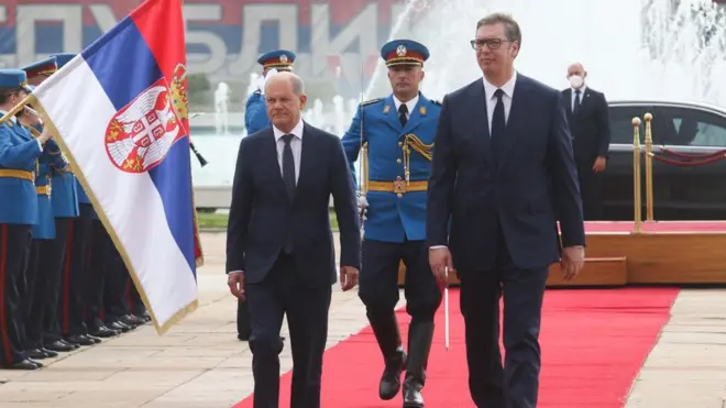 Nemački kancelar i predsednik Srbije na svečanom dočeku ispred Palate Srbija