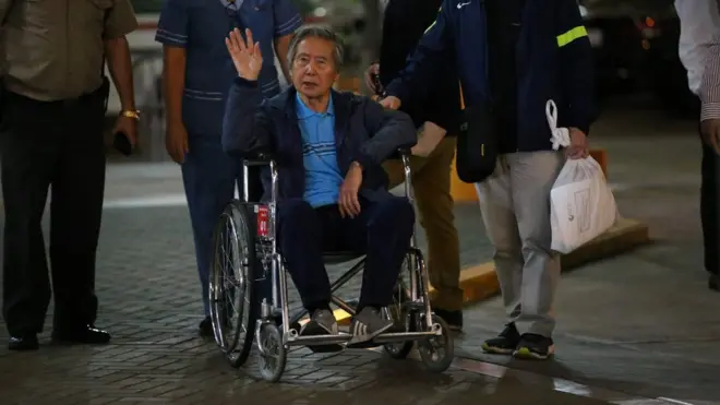 Alberto Fujimori salió en una silla de ruedas de la clínica de Lima en la que recibió el indulto humanitario.