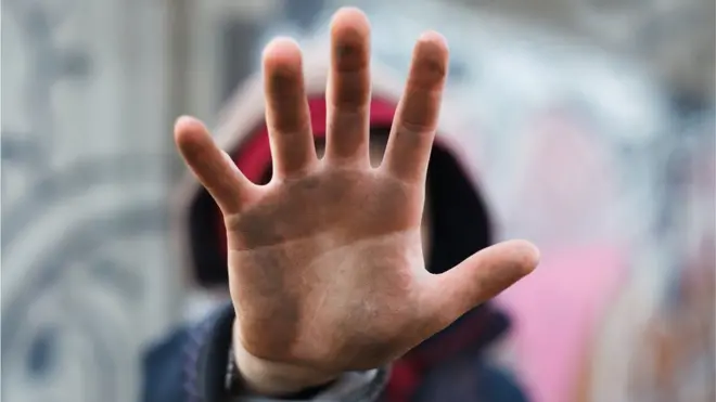 "Nos pegan, nos tiran de los camarotes, no podemos dormir" relata uno de los niños.