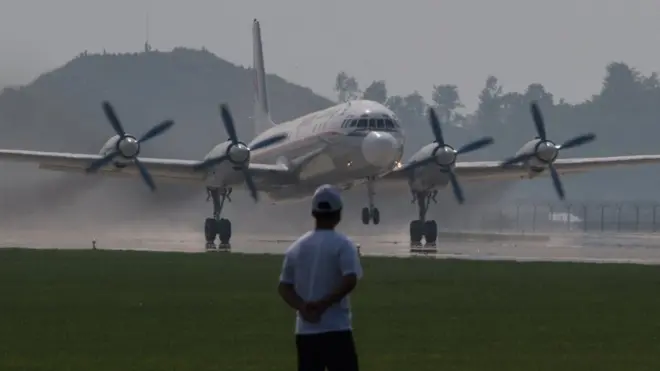 Sebuah pesawat Iluyshin IL-18 dalam sebuah acara demo penerbangan di Korea Utara.