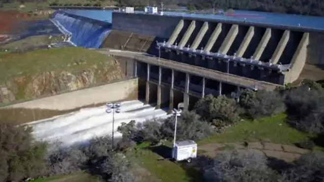 Оровилльская плотина в Калифорнии