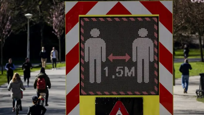 Amsterdam'da 1.5 metrelik sosyal mesafe uyarıları yapılıyor.