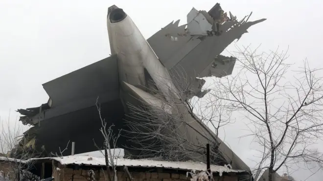 Лайнер авиакомпании MyCargo Airlines упал на дачный поселок у аэропорта Манас в Киргизии