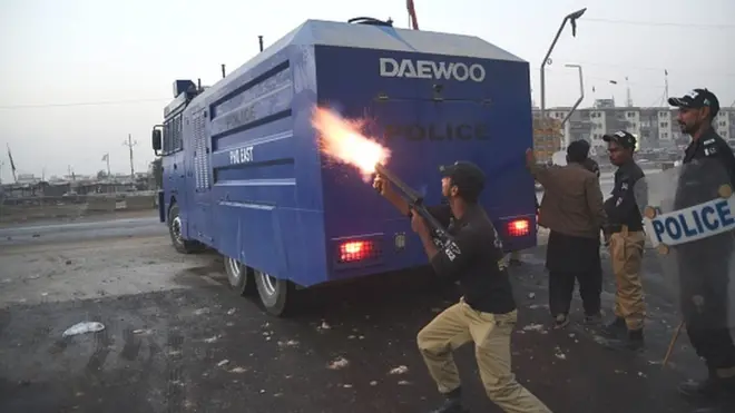 احتجاج میں پولیس پر پتھراؤ بھی ہوا