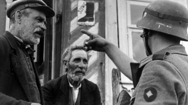 Литовские евреи и солдат вермахта, 1941 год