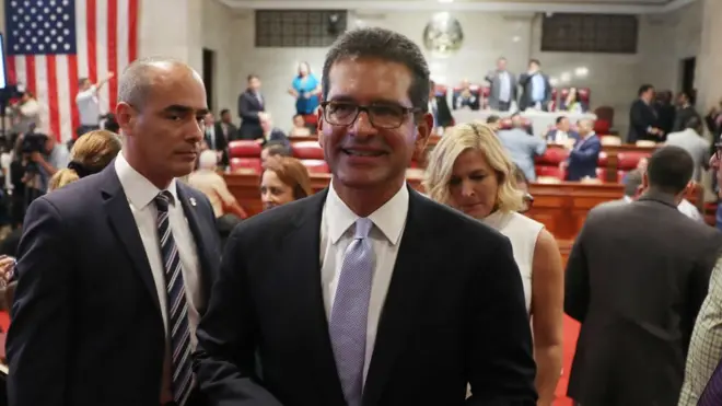 Pierluisi fue confirmado por la Cámara de Representantes, pero no por el Senado, lo que muchos de los críticos del gobierno tildan como inconstuticonal.