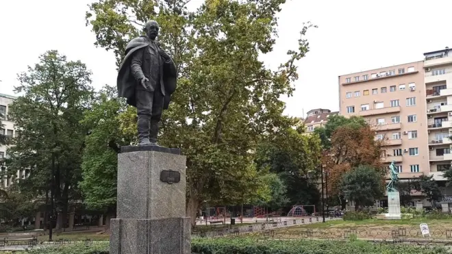 Spomenik Jovanu Cvijiću u Akademskom parku u Beogradu, rad je srpskog vajara Ota Loga i podignut je 1994.