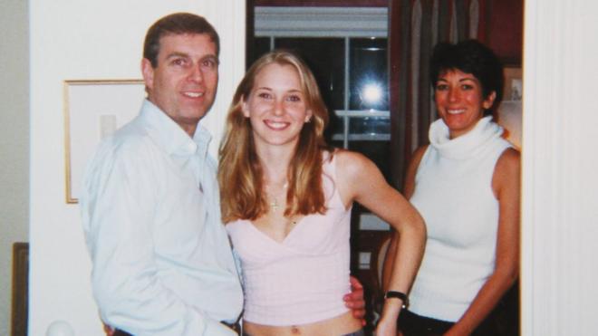 El príncipe Andrés, Virginia Roberts y Ghislaine Maxwell en 2001