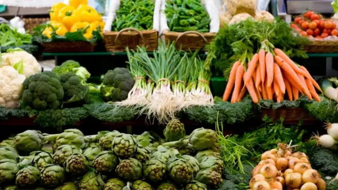 Lapak buah dan sayur menjad pusat perhatian para pembeli di tengah Mercado Central.