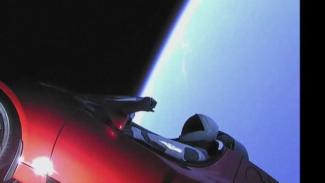 Manequim e carro foram enviados ao espaço no foguete Falcon Heavy