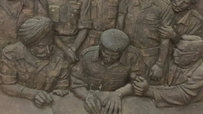 جنرل نیازی انسٹرومنٹ آف سرینڈر پر دستخط کرتے ہوئے