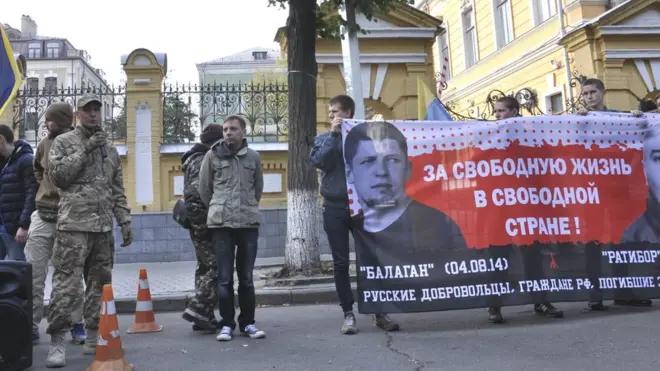 Один з фігурантів справи СКР - Олександр Валов (з мікрофоном) - на мітингу за надання іноземним добровольцям-учасникам АТО українського громадянства