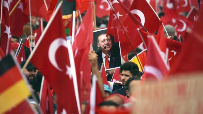 Köln'deki mitine 30 bine yakın göstericinin katıldığı belirtiliyor.