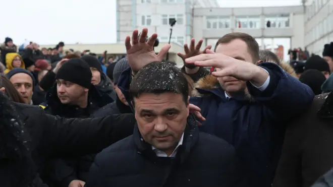 Губернатора Андрея Воробьева абросали снежками в знак протеста