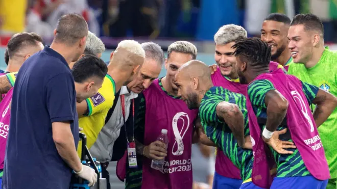 Tite dances with Brazil players
