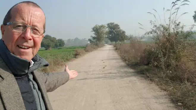 خیبر پحتونخوا کے علاقے ازاخیل کی سڑک جس کے کنارے جرمن سفیر مارٹن کوبلر نے کھڑے ہو کر تصویر کھینچی اور ٹویٹ کی۔