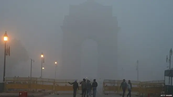 ઈન્ડિયા ગેટ પ્રદૂષિત ધુમાડાથી ઘેરાઈ ગયો હતો