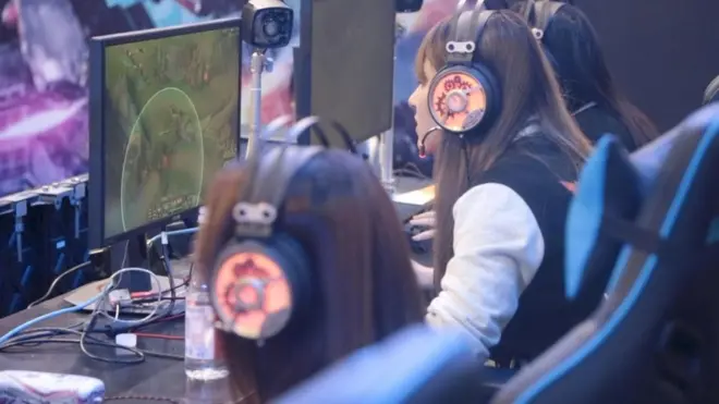 فتيات صينيات يمارسن ألعاب الفيديو