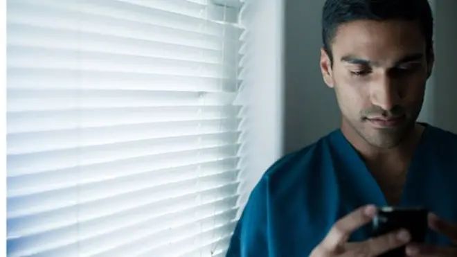 한 남성이 삐삐를 확인하고 있다