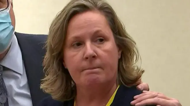 الشرطية كيم بوتر لحظة النطق بالحكم وبجانبها هيئة الدفاع عنها