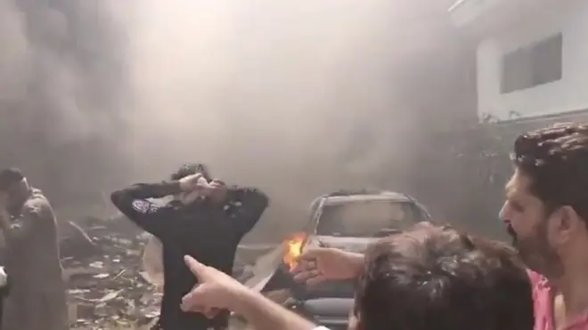 تحطم طائرة ركاب باكستانية على متنها أكثر من مئة شخص