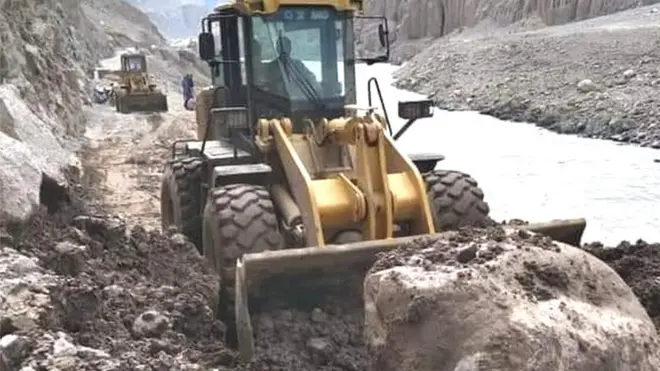 سڑکیں ٹھیک کی جا رہی تھی