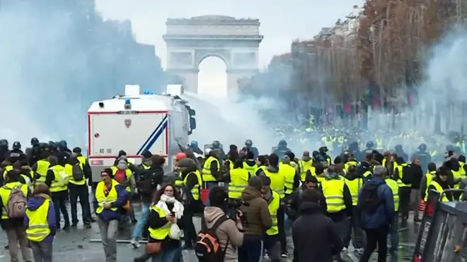Протесты в Париже переросли в столкнвоения с полицией.