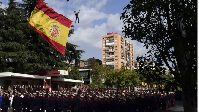 Para militer besar-besaran untuk memperingati Hari Nasional Spanyol di ibu kota Madrid.