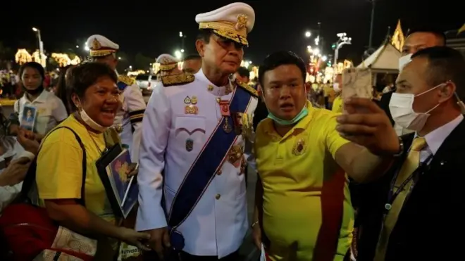 พล.อ.ประยุทธ์ จันทร์โอชา ถ่ายรูปกับประชาชน