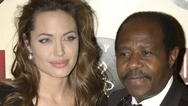 Angelina Jolie y Paul Rusesabagina en 2004.