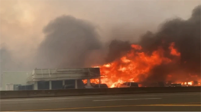 지난달 30일(현지시간) 캐나다 밴쿠버에서 북동쪽으로 약 260km 떨어진 리턴에서 불길이 번지고 있다