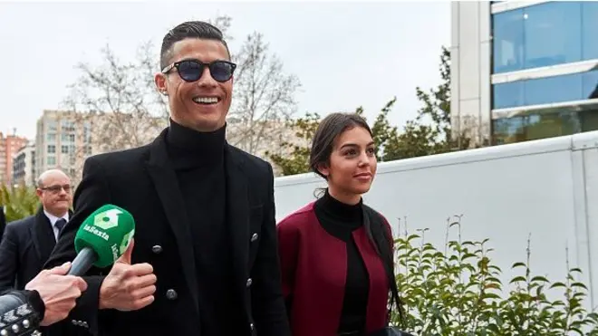 Ronaldo melemparkan senyum dan mengacungkan jempolnya kepada awak media yang menantikan kehadirannya di persidangan.