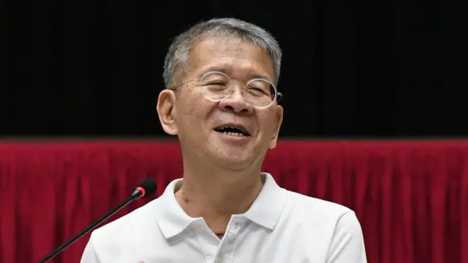 นายวีระศักดิ์ วิจิตร์แสงศรี ผู้ว่าราชการจังหวัดสมุทรสาครขอบคุณทีมแพทย์และพยาบาลที่ "ฉุดผมขึ้นมาจากความตาย"