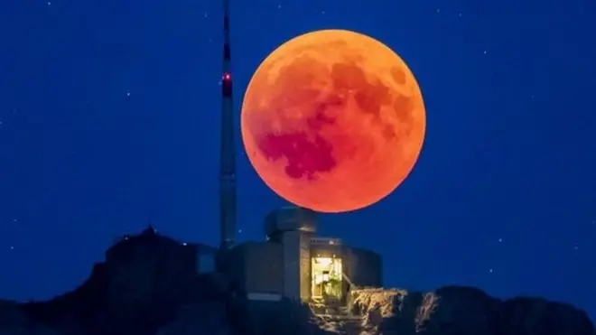 在瑞士的阿爾卑斯山,可以清楚看見整個月全食的過程。